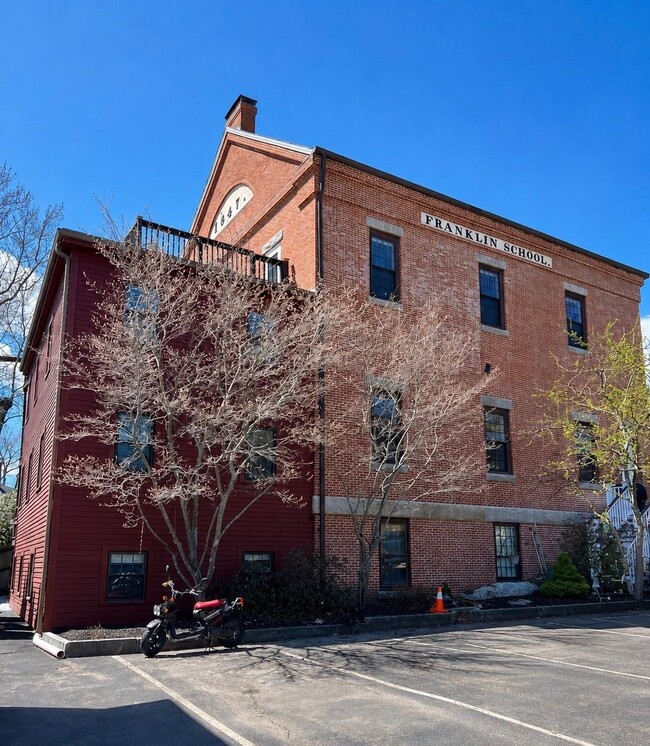 Building Photo - 348 Maplewood Ave Unit 4