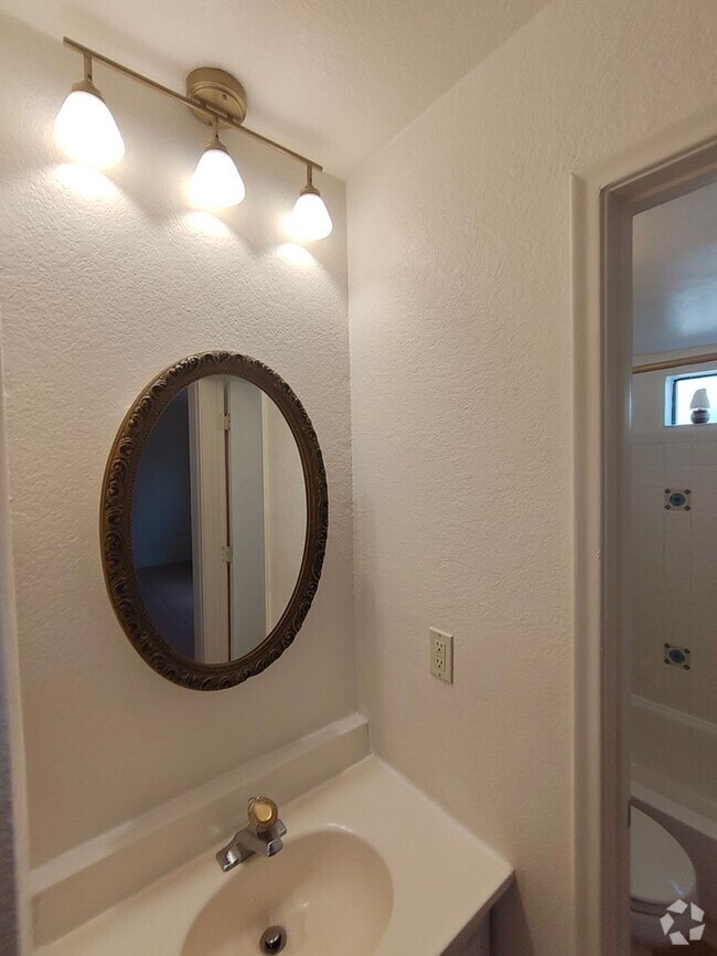 Building Photo - Downstairs Junior Bedroom Available Now! Unit B Rental