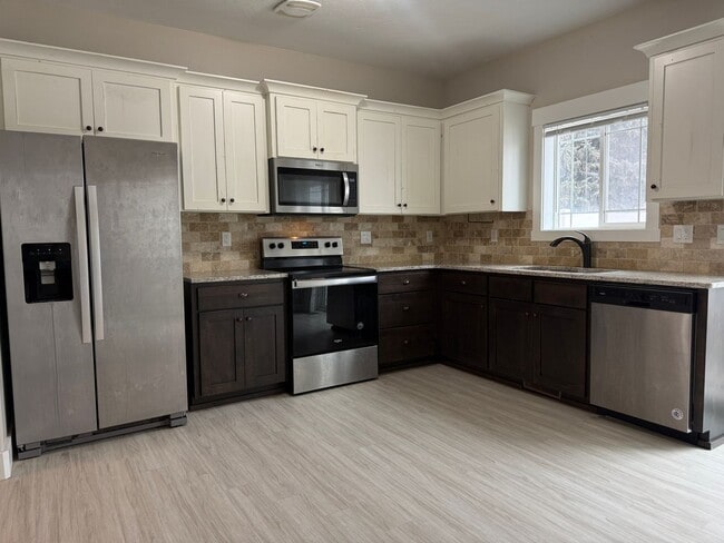 Building Photo - 694 S Saturn Ave Unit A