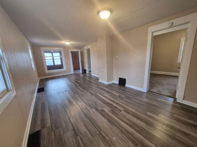 Building Photo - Two Bedroom, One Bathroom Home with Washer/Dryer!