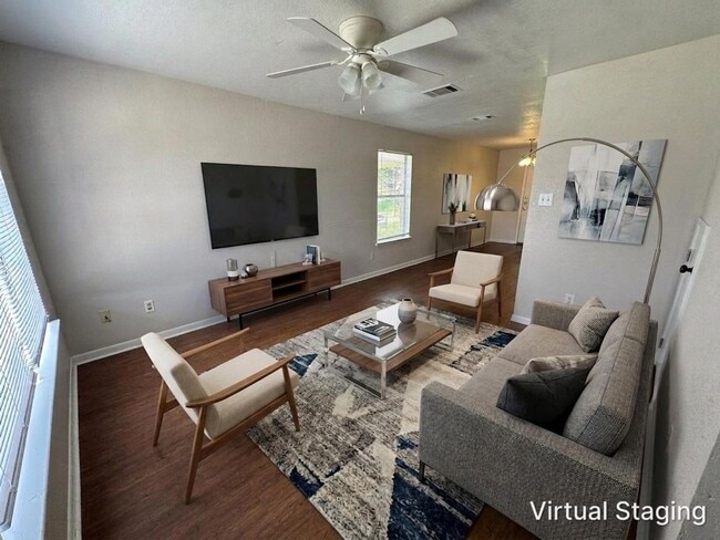 Photo - 1210 Monroe Loop Unidad Apt A