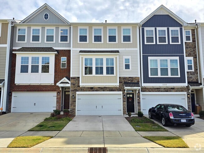 Building Photo - 4 Bedroom 3.5 Bathroom Townhome w/ Upgrade...