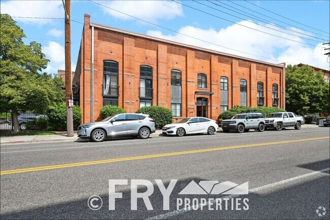 Building Photo - Spacious 1 bedroom Main Floor Condo in RiNo