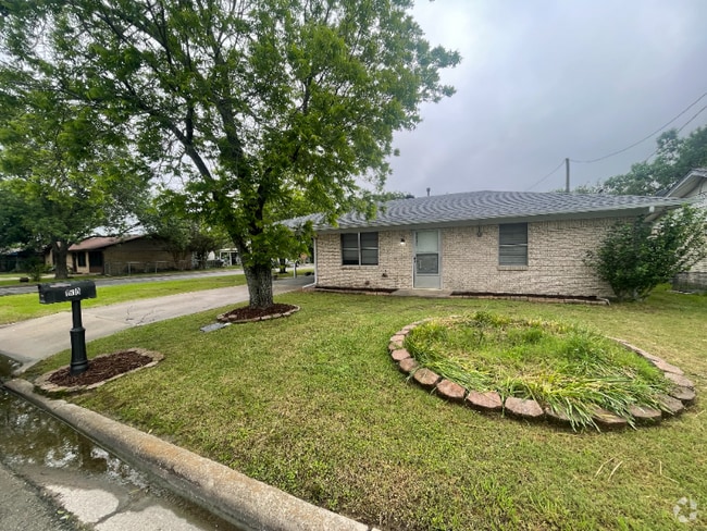 Building Photo - 1610 Dellis St Rental