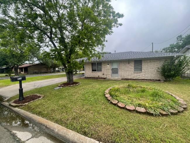 Photo - 1610 Dellis St House
