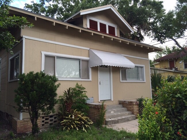 Building Photo - Large 4 bedroom Near UT and Downtown