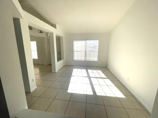 Building Photo - 1061 SW Coleman Ave