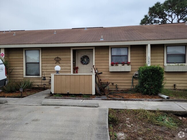 Building Photo - $1195 - Jefferson Square - Updated 2/2 Rental