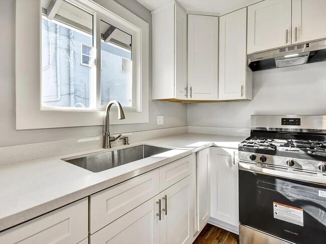 Photo - 367 College St