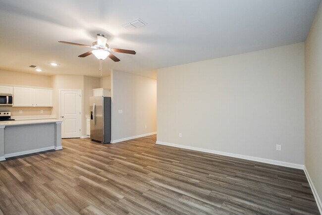 Photo - 590 Knightsbridge Ln