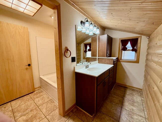 Photo - 802 2nd St NW