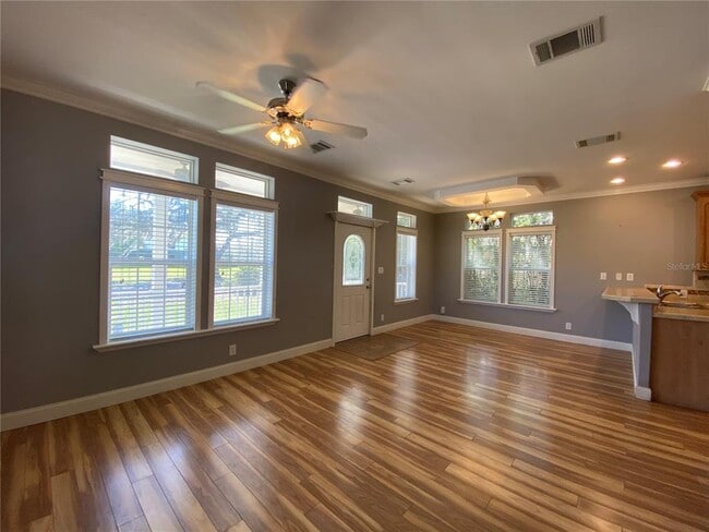 Photo - 653 Symonds Ave