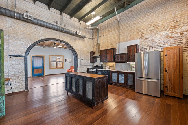 Building Photo - 1500 E Madison St Unit 1512