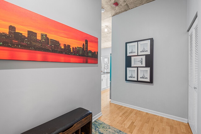 condo entrance - 1122 W Catalpa Ave Unit 703