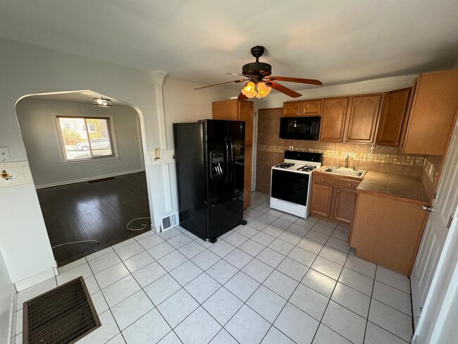 Photo - 1834 Illinois St