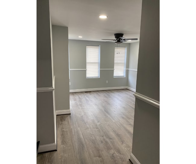 210 N Mount St Unidad 1B Available $650 1B