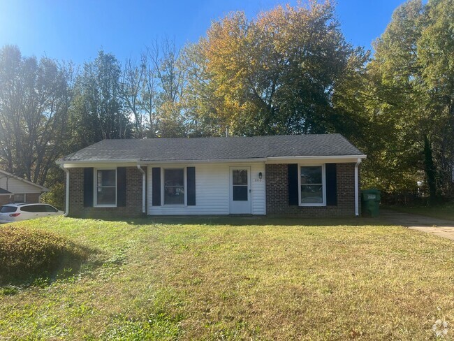 Building Photo - 3 bedroom 1.5 bath brick & vinyl ranch on ... Rental