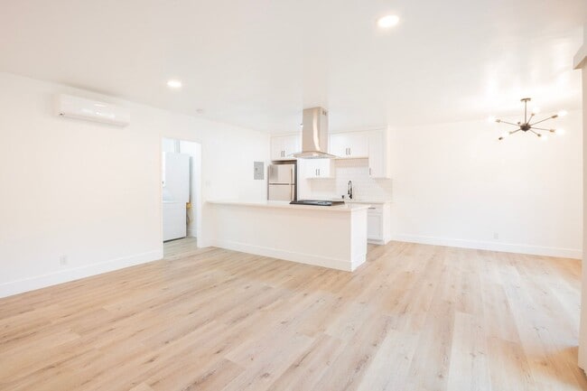 Photo - Recently Renovated 1 Bed / 1 Bath Apartmen... Unit 5