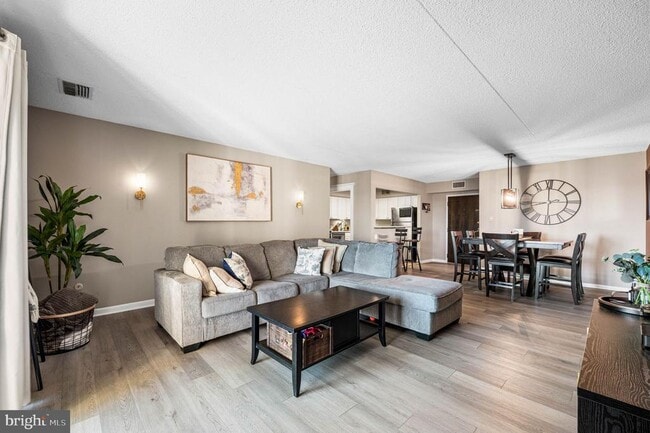 Building Photo - 11208 Valley Forge Cir Unit 1208