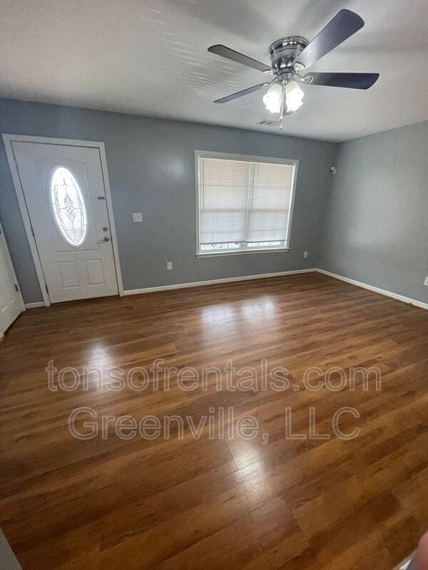 Photo - 305 Scott St