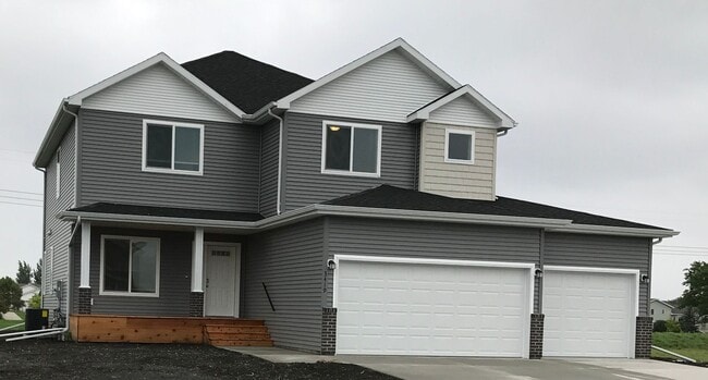 Building Photo - 4 Bed 3.5 Bath Single Family Home