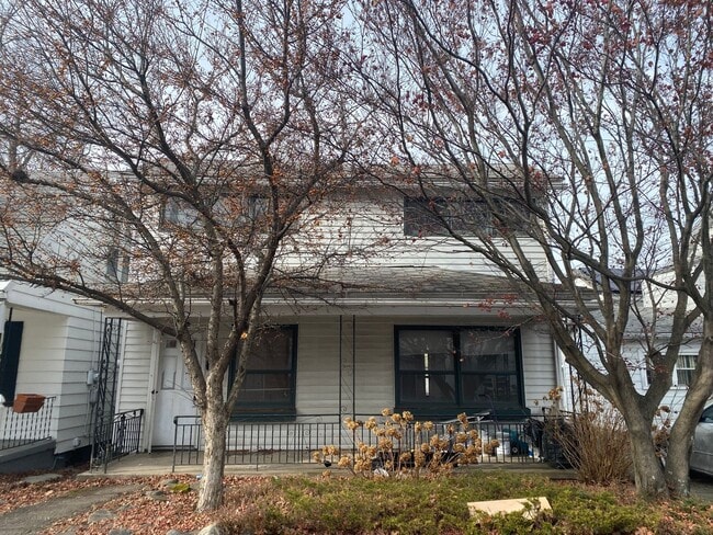 Building Photo - 3 Bedroom house available for pre lease