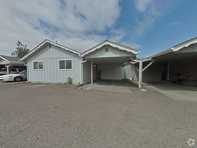 Building Photo - 2 Bedroom Duplex ~ Close to 9th Street Unit 1561 NW Highland Rental