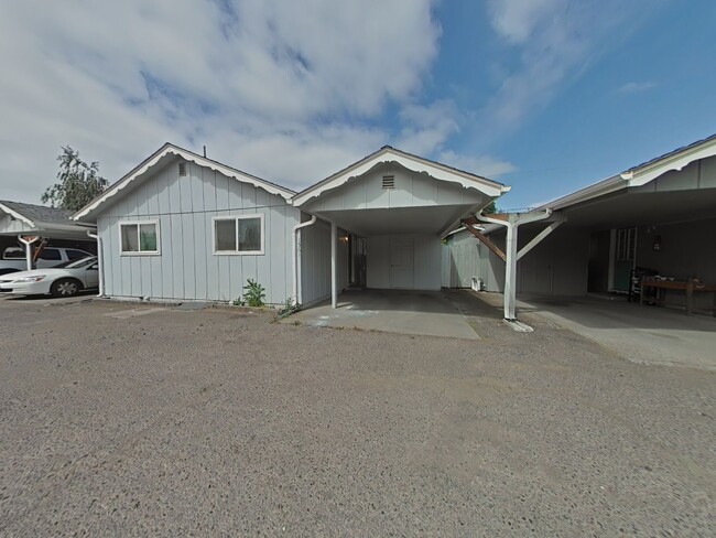 2 Bedroom Duplex ~ Close to 9th Street - 2 Bedroom Duplex ~ Close to 9th Street Apartment Unit 1561 NW Highland