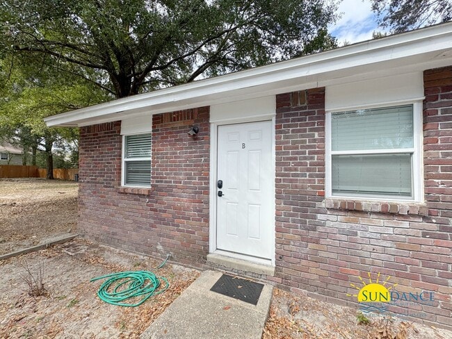 Building Photo - Quaint 2-Bedroom Home in Prime Fort Walton Beach! Unit B