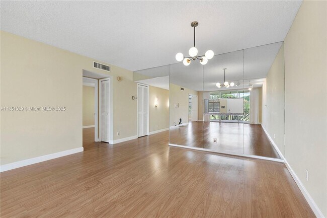 Photo - 3351 S Palm Aire Dr Unidad 205