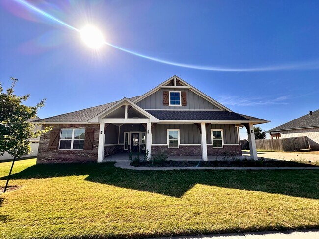 Building Photo - Spacious 3-Bedroom Home with Large Pool in...