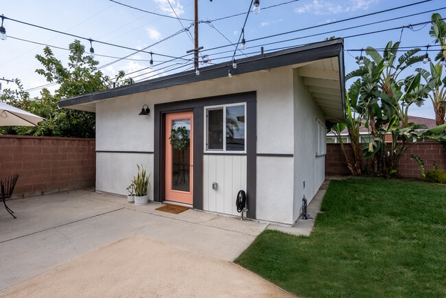 Photo - 1719 E Redwood Ave Unidad B