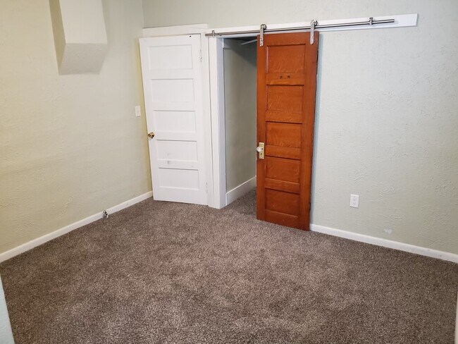 Photo - 619 20th St N