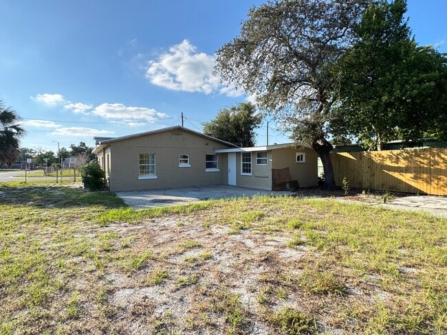 Photo - 2420 Edwin St NE