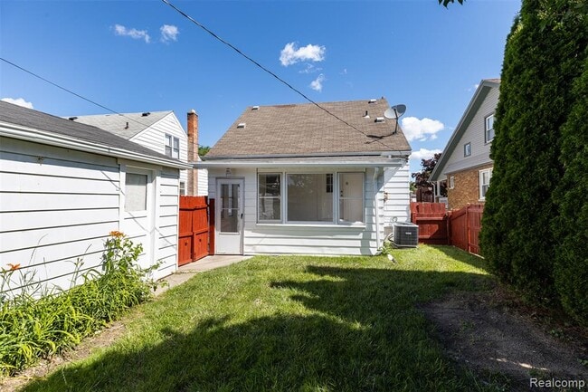 Photo - 613 Riverbank St