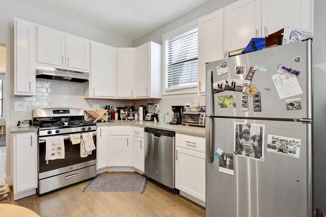 Photo - 3251 N Lakewood Ave Unidad 1F Rental