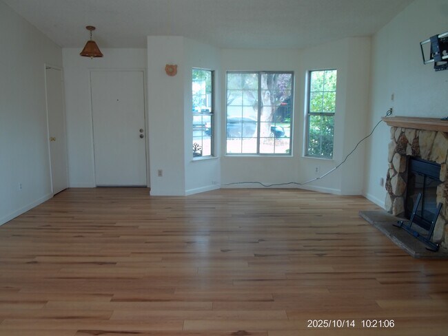 Photo - 1074 Beechwood St