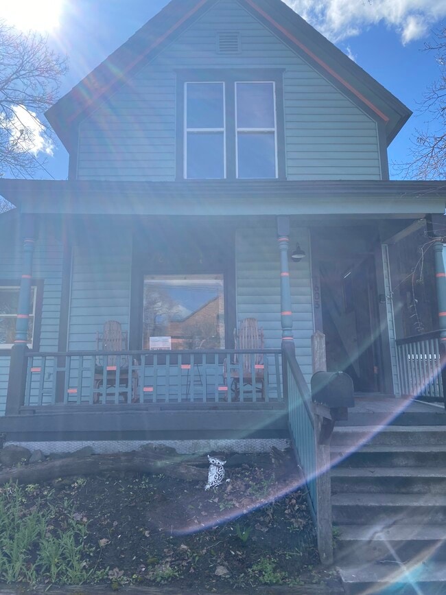 Building Photo - 1603 W Clarke Ave Unit Peaceful Valley Studio