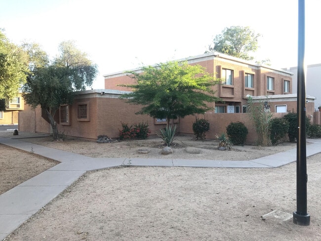 Building Photo - 4410 E Pueblo Ave