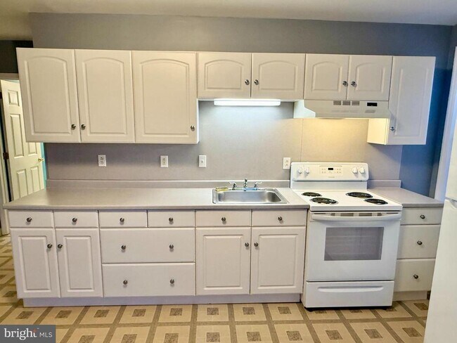 Photo - 2933 E High St