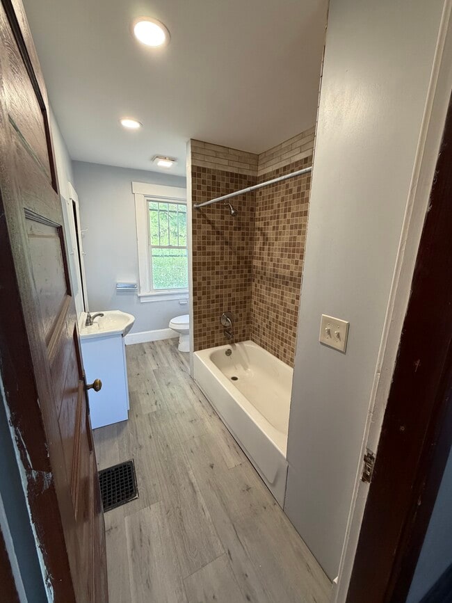 Full bath - 275 W Main St