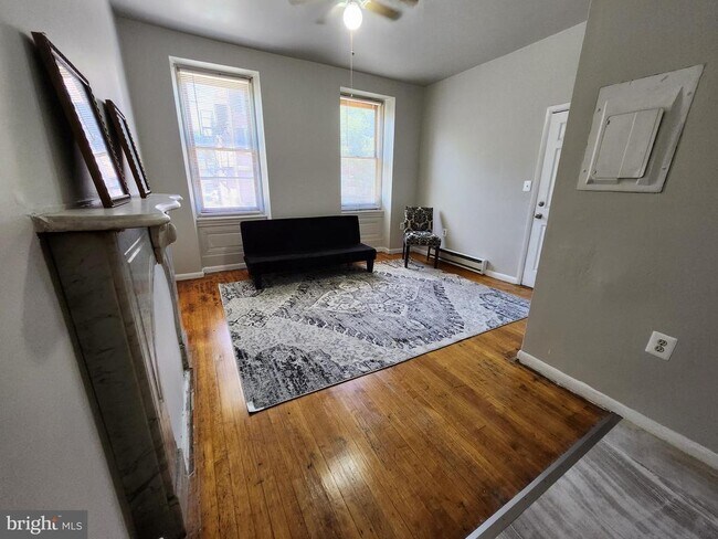 Photo - 403 W 6th St Unit 1