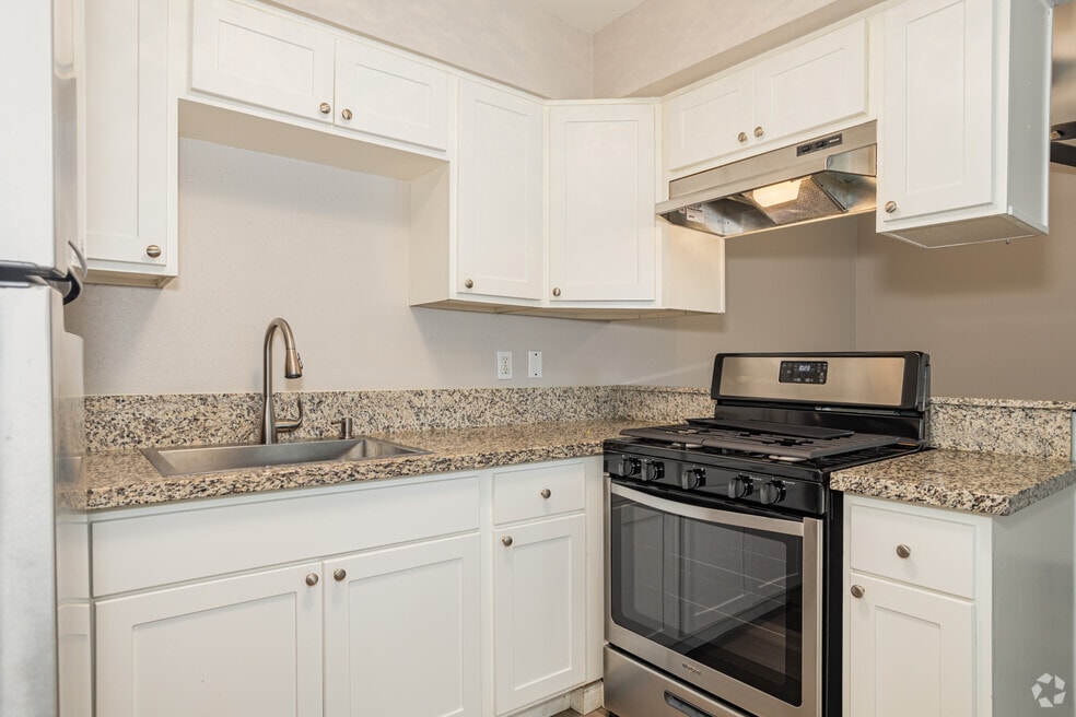 1BR, 1BA 594SF