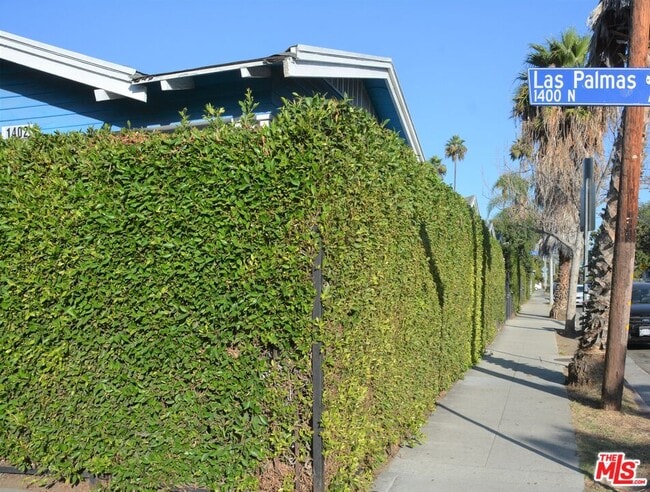 Photo - 6685 De Longpre Ave