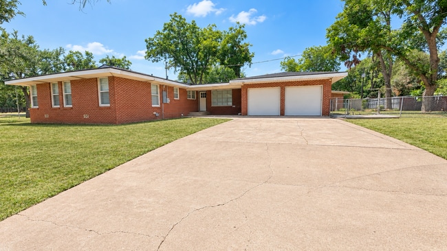 Photo - 2400 Hampstead Ln