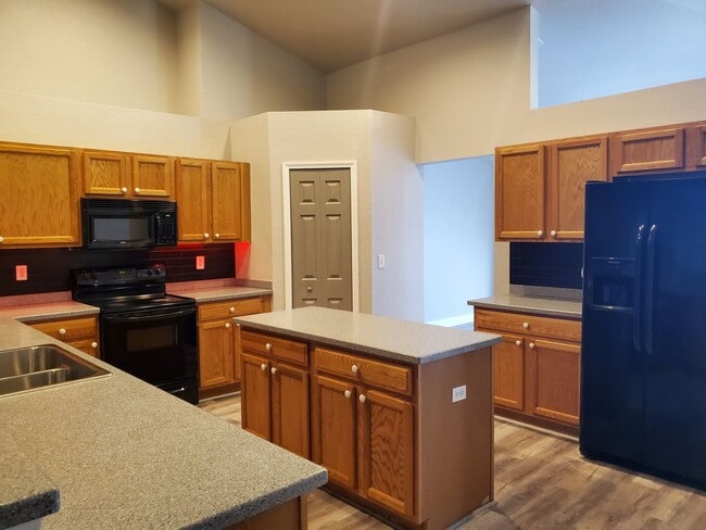 Photo - 445 Reading St