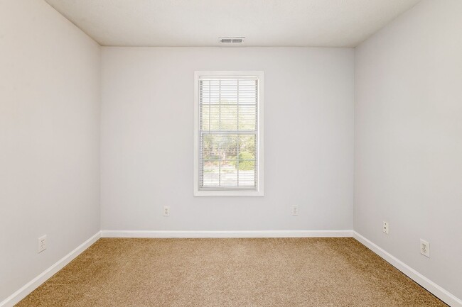 Apartment with Landscaping and washer/drye... - Apartment with Landscaping and washer/drye...