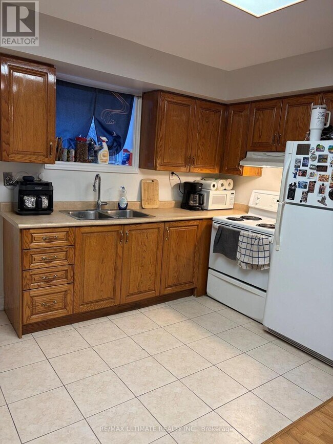 Photo - 34 Peterborough Ave
