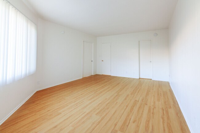 667-669-669 Levering Ave Unit 17