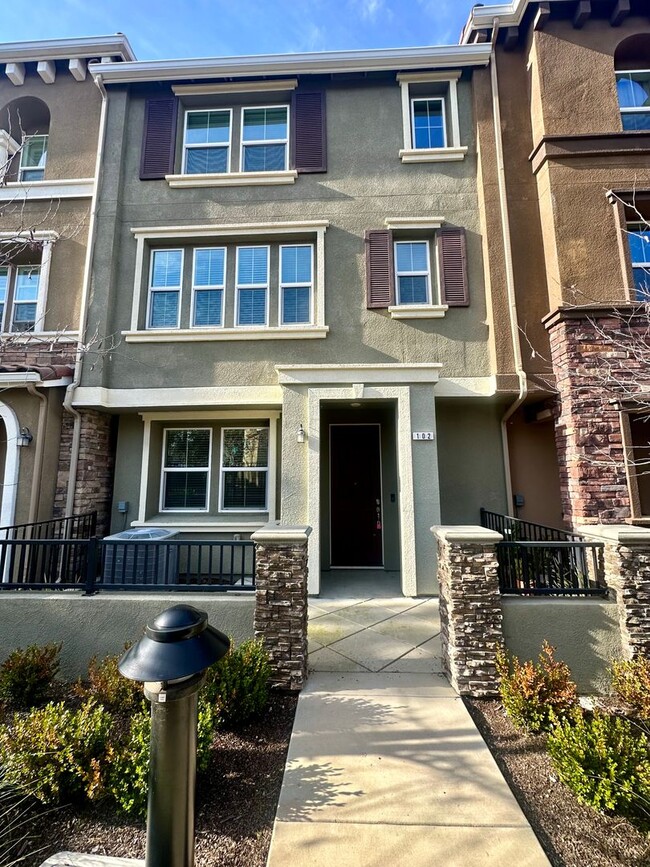 Building Photo - Lovley Blue 3 Bedroom Condo!